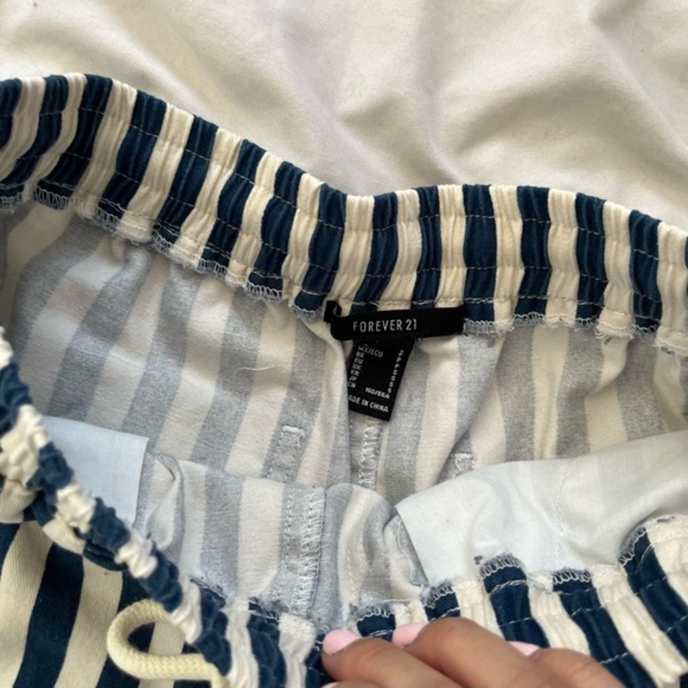 Forever 21 - Women’s Navy & White Striped Shorts - Size Small with real pockets! - Picture 6 of 7
